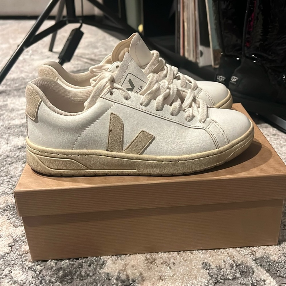 Veja urca sneakers size eur 37 / us 6. White butter color.